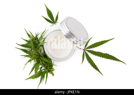 Cannabis-Handcreme in Silber Dosis mit Marihuana-Pflanze isoliert auf weißem Hintergrund von oben. Cannabis-Kosmetik. Stockfoto