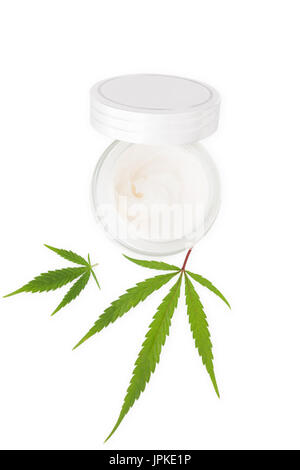 Feuchtigkeitsspendende Handcreme Cannabis in Silber Dosis, isoliert auf weißem Hintergrund, Ansicht von oben. Marihuana-Naturkosmetik. Stockfoto
