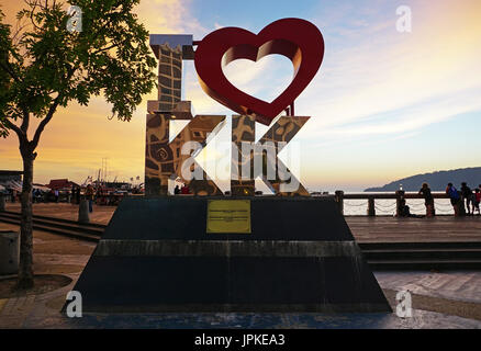 Kota Kinabalu, Malaysia - 1. August 2017: Hinterleuchtete von das neue Wahrzeichen "Ich liebe KK" bei Sonnenuntergang. Das neue Wahrzeichen der Stadt im Segama Waterfront gebaut Fu Stockfoto