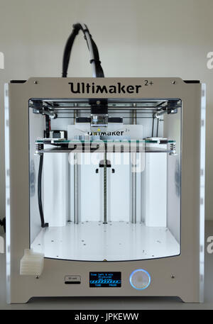 Vorderseite des 3D drei dimensionale Drucker Extrudieren Säure PLA-Polymer Polymilchsäure, ein Gegenstand aus Kunststoff zu drucken Stockfoto