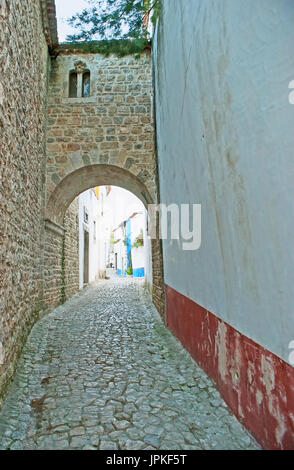 Der Steinbogen der alten Synagoge, befindet sich im jüdischen Viertel von Obidos, Portugal. Stockfoto