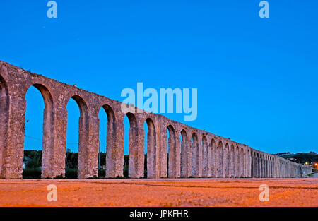 Das mittelalterliche Stein Aquädukt von Obidos in Abendhelle Beleuchtung, Portugal. Stockfoto