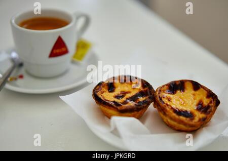 Kaffee und Gebäck im portugiesischen Stil ein besonderes Frühstück Stockfoto