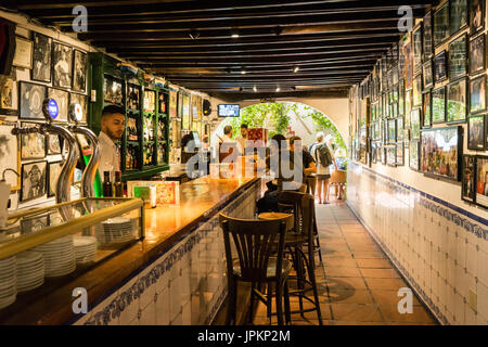 Die renommierten Bodegas el Pimpi in Málaga Stockfoto