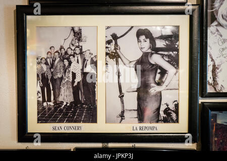 Fotos von Sean Connery und Sängerin La Repompa, der renommierten Bodegas el Pimpi in Málaga Stockfoto