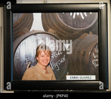 Foto der Schauspielerin Emma Suarez in der renommierten Bodegas el Pimpi in Málaga Stockfoto