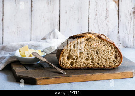 Hausgemachten Vollkorn Weizen Sauerteig Brot auf hellem Hintergrund, horizontale Stockfoto