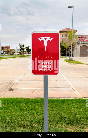 Ein Pol Zeichen Werbung Tesla Elektro Fahrzeug parken für Tesla Elektroautos aufladen. Oklahoma City, Oklahoma, USA. Stockfoto