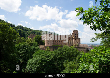 Heidelberger Schloss ist auch bekannt als Schloss Heidelberg eine Ruine romantische Burg auf einem Hügel von Hals Brücke Renaissance Garten umgeben. Stockfoto