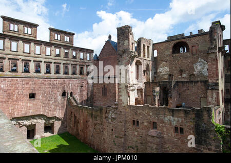 Heidelberger Schloss ist auch bekannt als Schloss Heidelberg eine Ruine romantische Burg auf einem Hügel von Hals Brücke Renaissance Garten umgeben. Stockfoto