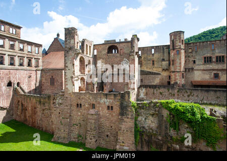 Heidelberger Schloss ist auch bekannt als Schloss Heidelberg eine Ruine romantische Burg auf einem Hügel von Hals Brücke Renaissance Garten umgeben. Stockfoto