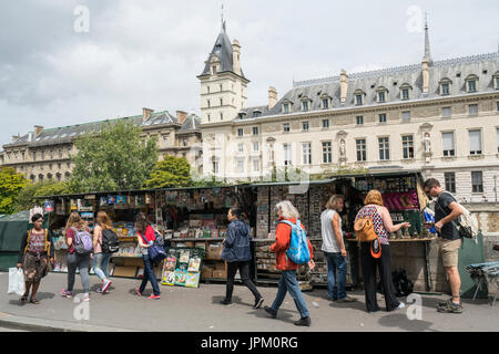 Die Stände entlang der Seine in Paris. Stockfoto