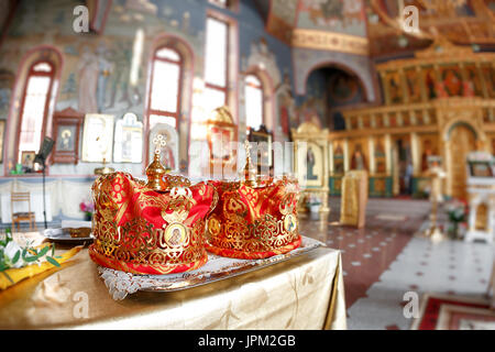 Krone für Hochzeit in der orthodoxen Kirche gold Stockfoto