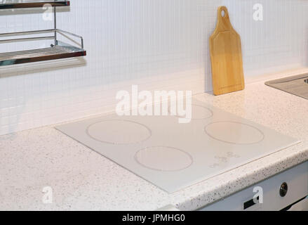 Elektrische Weißglas Koch Top Detail in modernen Küche Stockfoto
