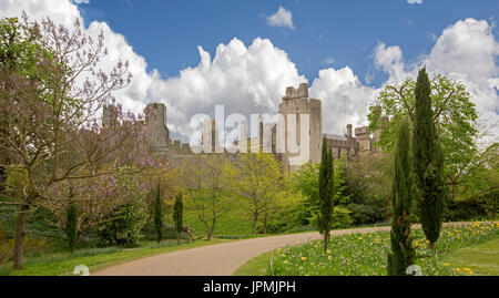 Panoramablick auf spektakuläre 11. Jahrhundert Arundel Castle, eine britische Herrenhaus, mit Gärten und Bäumen, unter blauem Himmel, England Stockfoto