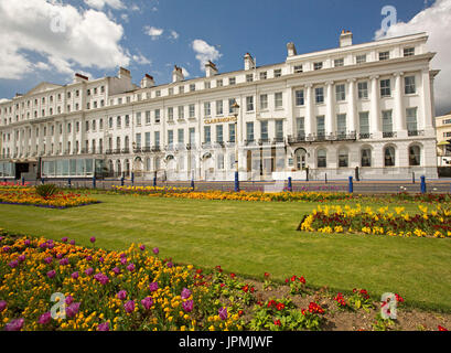 Große und imposante Claremont Hotel mit bunten Gärten von Tulpen im Vordergrund unter blauem Himmel in Eastbourne, England dominiert Stockfoto