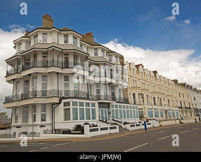 East Beach Hotel und Reihe viktorianischer Häuser in Eastbourne, beliebtes Touristenziel, England Stockfoto