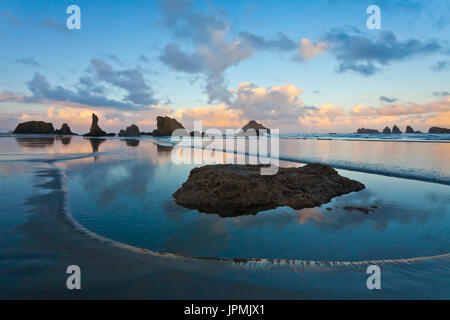 Oregon Bandon Strand Meer Stapel bei Sonnenaufgang Stockfoto