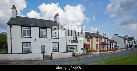 Panoramablick auf die Häuserzeile auf der Main Street der Küstenort Ravenglass, Cumbria, England Stockfoto