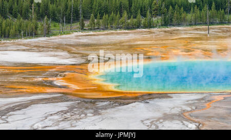 Grand Bildobjekte Frühling im Midway Geyser Basin sehen von oben im Yellowstone-Nationalpark, Wyoming. Stockfoto