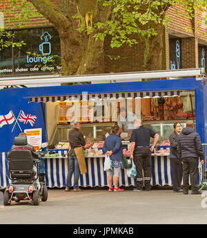 Metzgerei/Stall mit Kunden warten an Street Market in Winchester, Hampshire England Stockfoto