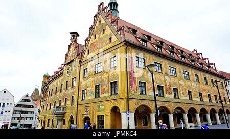Uhr an der Wand des Ulmer Rathaus, Ulm, Deutschland Stockfoto
