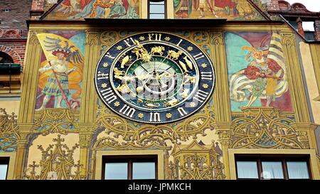 Astronomische Uhr, die an der Wand des Ulmer Rathaus Gebäude, Ulm, Deutschland Stockfoto