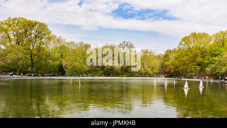 New York City/Central Park 11. April 2009: Ferngesteuerte Segelboote Skim über den See im Central Park an einem wunderschönen Frühlingstag Stockfoto