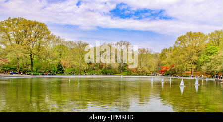 New York City/Central Park 11. April 2009: Ferngesteuerte Segelboote Skim über den See im Central Park an einem wunderschönen Frühlingstag Stockfoto