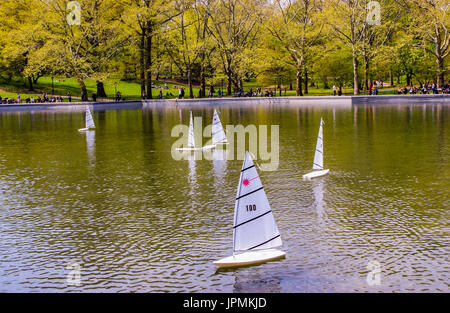 New York City/Central Park 11. April 2009: Ferngesteuerte Segelboote Skim über den See im Central Park an einem wunderschönen Frühlingstag Stockfoto