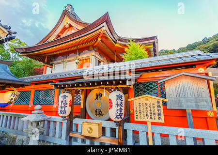 Jishu-Jinja Schrein neben dem Kiyomizu-Dera-Tempel in Kyoto, Japan Stockfoto