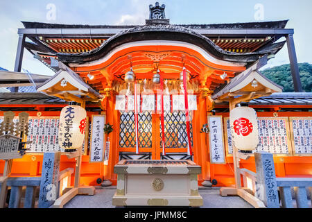 Jishu-Jinja Schrein neben dem Kiyomizu-Dera-Tempel in Kyoto, Japan Stockfoto