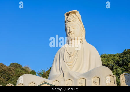 Chinesische Göttin (Kannon) bei Ryozen Kannon Tempel in Kyoto, Japan Stockfoto