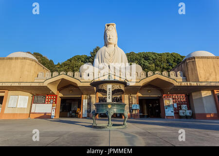 Chinesische Göttin (Kannon) bei Ryozen Kannon Tempel in Kyoto, Japan Stockfoto