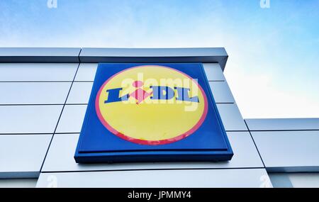 Prag, Tschechische Republik - 31. Juli 2017: LIDL Logo Werbeschild in einem Supermarkt. LIDL ist eine deutsche Discount-Kette gegründet 1973 von deutschen merchan Stockfoto