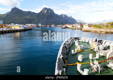 Hurtigruten Fähre Schiff Ankunft am Hafen von Svolvaer, Lofoten-Inseln, Nordland, Norwegen Stockfoto