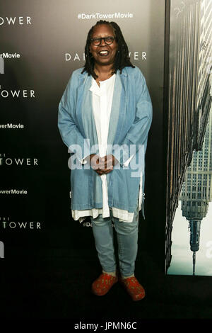 NEW YORK-JUL-31: Whoopi Goldberg besucht "The Dark Tower" special screening im Museum of Modern Art am 31. Juli 2017 in New York City. Stockfoto