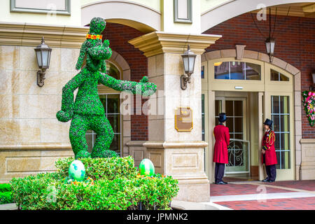 Formschnitt Goofy Baumform empfängt seine Gäste im Tokyo Disneyland Hotel, die meisten viktorianischen Stil Luxushotel in Tokyo Disney Resort, Urayasu, Chiba, Japan Stockfoto