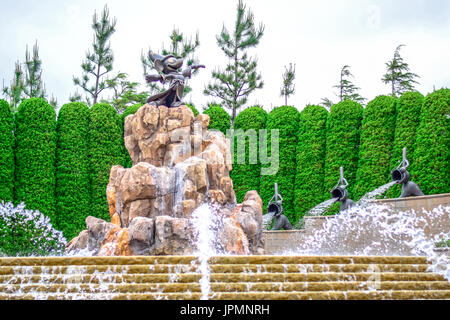 Mickey Mouse Statue umgeben von Brunnen am Fantasia Hof vor Tokyo Disneyland Hotel, Urayasu, Chiba, Japan Stockfoto