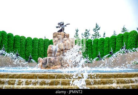 Mickey Mouse Statue umgeben von Brunnen am Fantasia Hof vor Tokyo Disneyland Hotel, Urayasu, Chiba, Japan Stockfoto