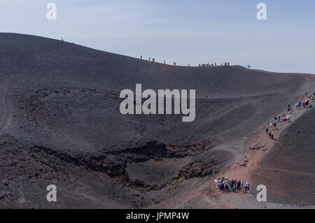 Ätna, Sizilien, Italien - Touristen zu Fuß auf den Rand eines Kraters des Vulkans Stockfoto