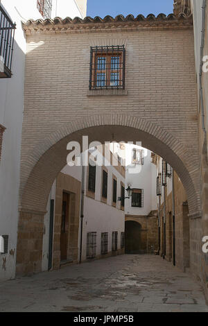 Typische Straße der Weltkulturerbestadt in Baeza, Street Barbacana neben dem Uhrturm, zeichnet sich durch die Vereinigung der beiden Häuser, Baeza, S Stockfoto