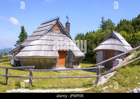 Velika Planina Plateau, Slowenien, Bergdorf in den Alpen, Holzhäuser im traditionellen Stil, beliebtes Reiseziel Wandern Stockfoto