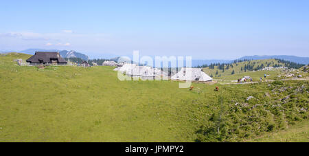 Velika Planina Plateau, Slowenien, Bergdorf in den Alpen, Holzhäuser im traditionellen Stil, beliebtes Reiseziel Wandern Stockfoto