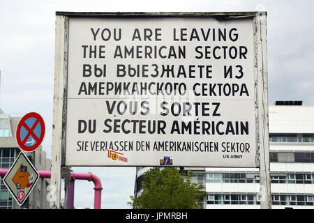 Amerikanischen Sektor Zeichen am Grenzübergang Checkpoint Charlie in Berlin, Deutschland Stockfoto