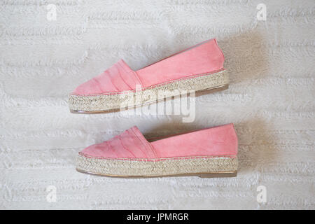 Perfekte Sommer outfit Accessoires. Wohnung von einem trendigen woman fashion Outfit Detail legen. schöne neue rosa Espadrilles, Ansicht von oben. Stockfoto