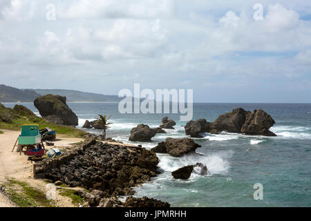 Bathseba, Barbados. Blick nach Norden entlang der Ostküste des Barbdos von einem kleinen Fischerdorf Bucht der Ost Küste Stadt von Bathsheba. Stockfoto