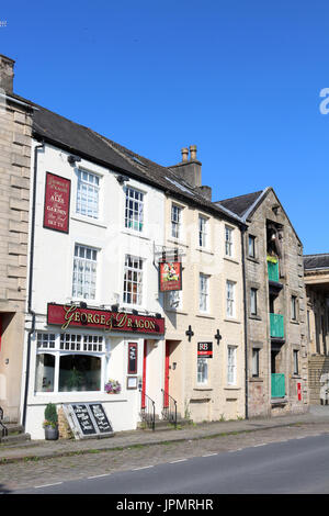 Blick entlang St Georges Quay in Lancaster vorbei an verschiedenen Gebäuden einschließlich der George und Dragon Pub und einem umgebauten alten Lagerhäusern am Kai. Stockfoto