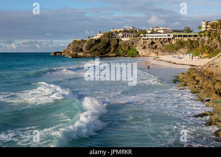 Crane Beach. Auf der südöstlichen Küste von Barbados ist der öffentliche Strand, bekannt als der Kran. Während sie den Atlantik ausgesetzt ist, ist das Meer durch ein Nat beruhigt. Stockfoto