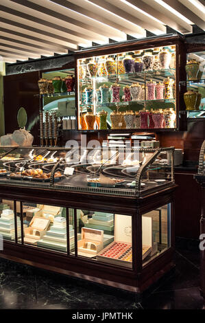 Mailand: der Zähler bei Pasticceria Marchesi, historische Konditorei seit 1824, geöffnet in der Prada-Boutique in der Galleria Vittorio Emanuele II Stockfoto